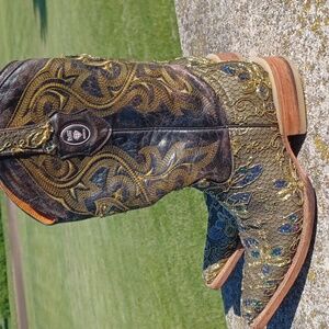 Black stone Boots, pointed toe, gold thread and sequins